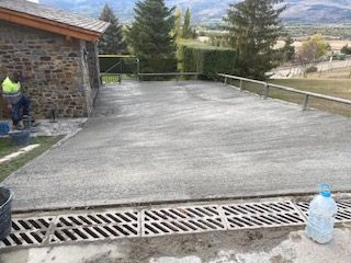 Asfaltado entrada parking privado con sistema de drenaje y recogida de aguas pluviales