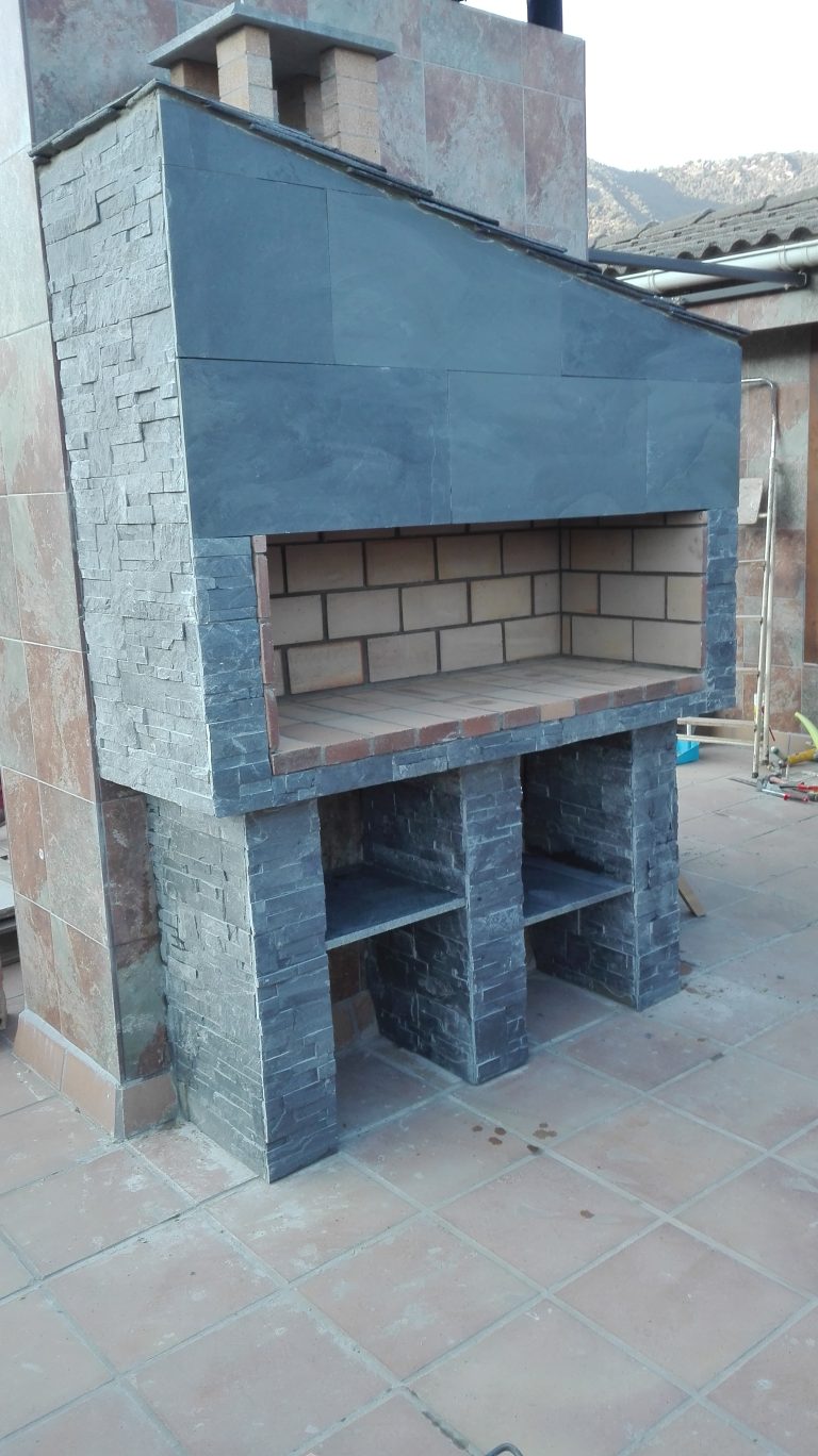Instalación de barbacoa de piedra pizarra en exterior vivienda