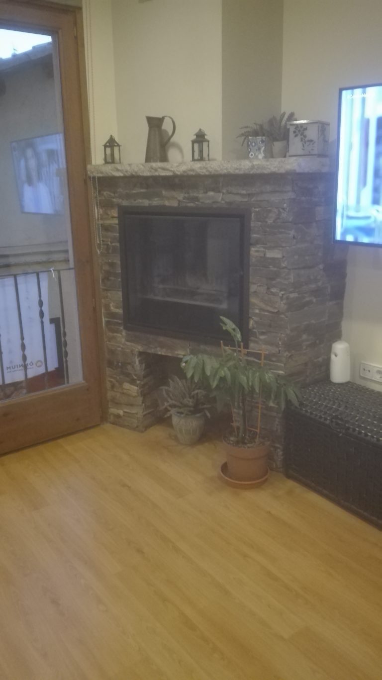Instalación de chimenea integrada en salón vivienda