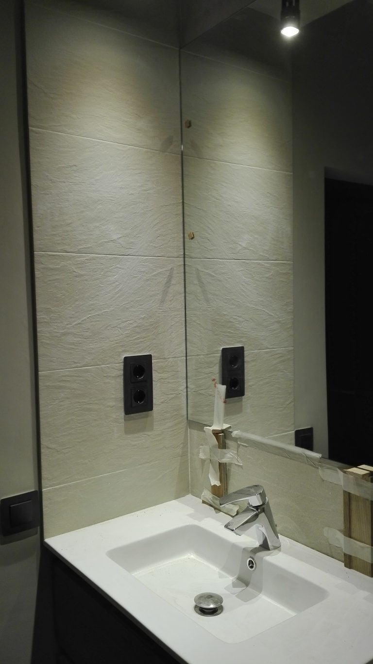 Reforma de cuarto de baño con alicatado efecto pizarra