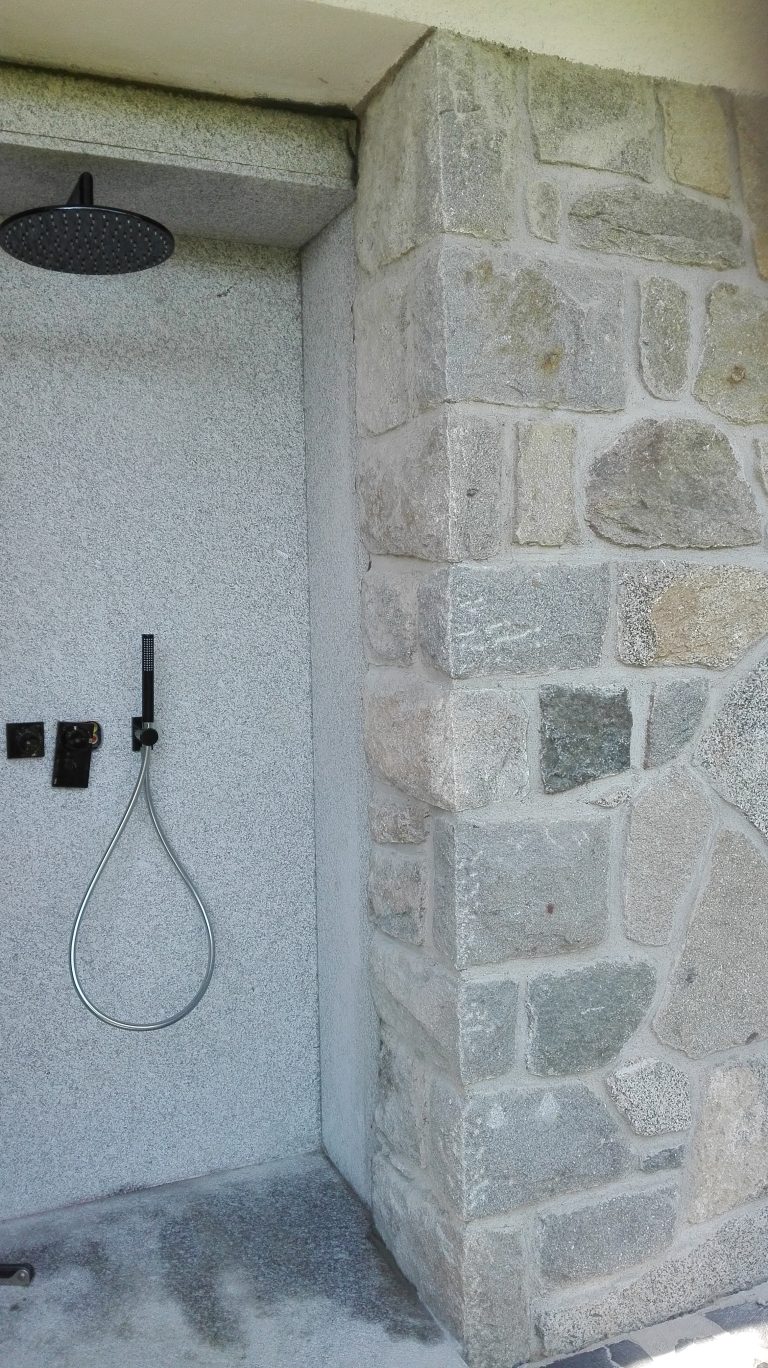 Reforma ducha exterior integrada en pared de piedra