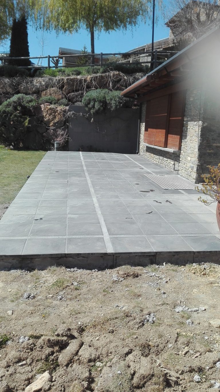 Reforma de patio exterior con pavimento de losas de hormigón