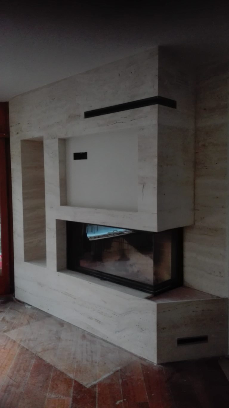 Reforma salón estar con integración de chimenea