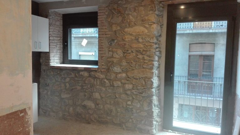 Reforma interior con revestimiento de piedra