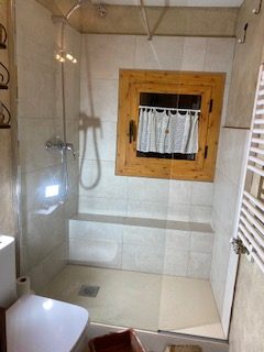 Reforma de aseo con ducha y banco integrado
