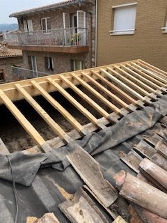 Restauración tejado inclinado con tejas y aislamiento